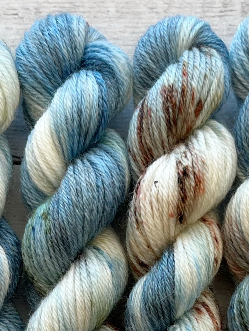 Håndfarvet garn i Mini Merino Bamboo. Håndfarvet minifed Merino Bamboo er farvet med smukke nuancer af lilla, grøn og brun