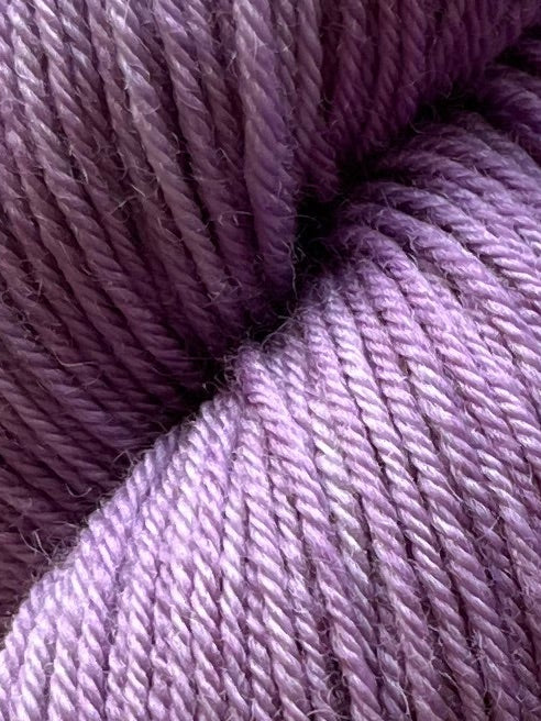 Håndfarvet garn Bluefaced Leicester, Lilac. lilla garn