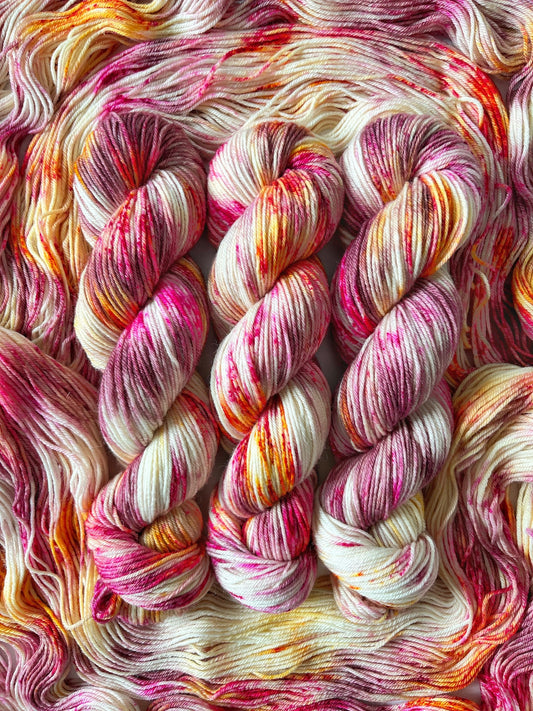 Håndfarvet garn i bluefaced leister uld. Dette håndfarvede bfl garn er farvet med smukke nuancer af pink, mørk rosa og gul