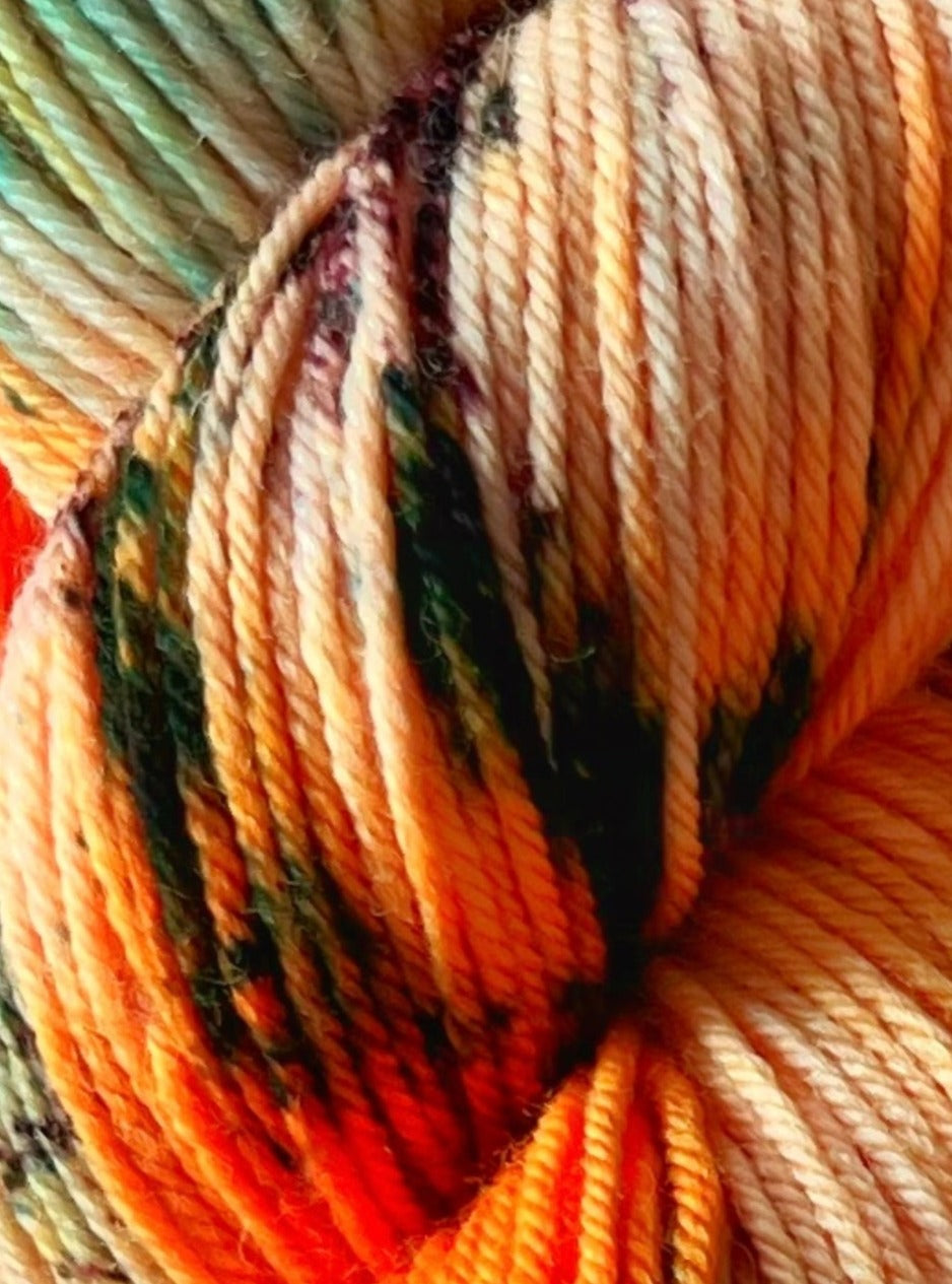 Håndfarvet garn i bluefaced leister uld. Dette håndfarvede bfl garn er farvet med smukke nuancer af orange, grøn og mørk lilla