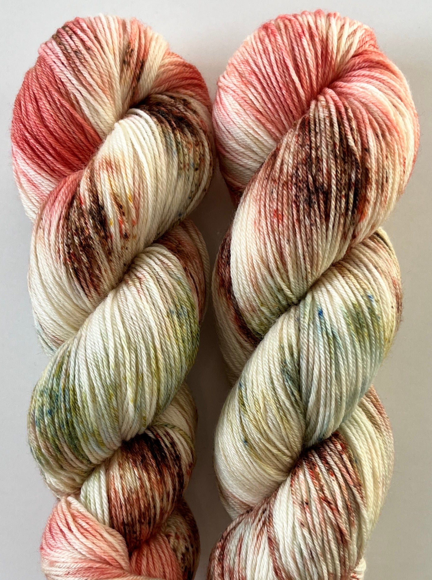 Håndfarvet garn i Merino Bamboo uld. Dette håndfarvede strømpegarn er farvet med smukke nuancer af brun, grøn og coral rosa