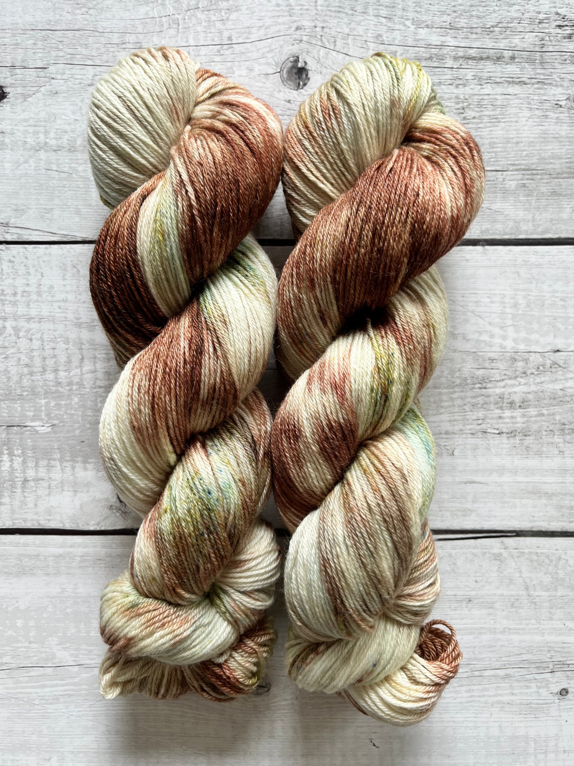 Håndfarvet garn i Merino Bamboo uld. Dette håndfarvede strømpegarn er farvet med smukke nuancer af brun og grøn