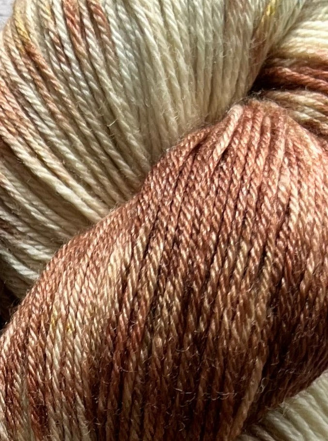 Håndfarvet garn i Merino Bamboo uld. Dette håndfarvede strømpegarn er farvet med smukke nuancer af brun og grøn