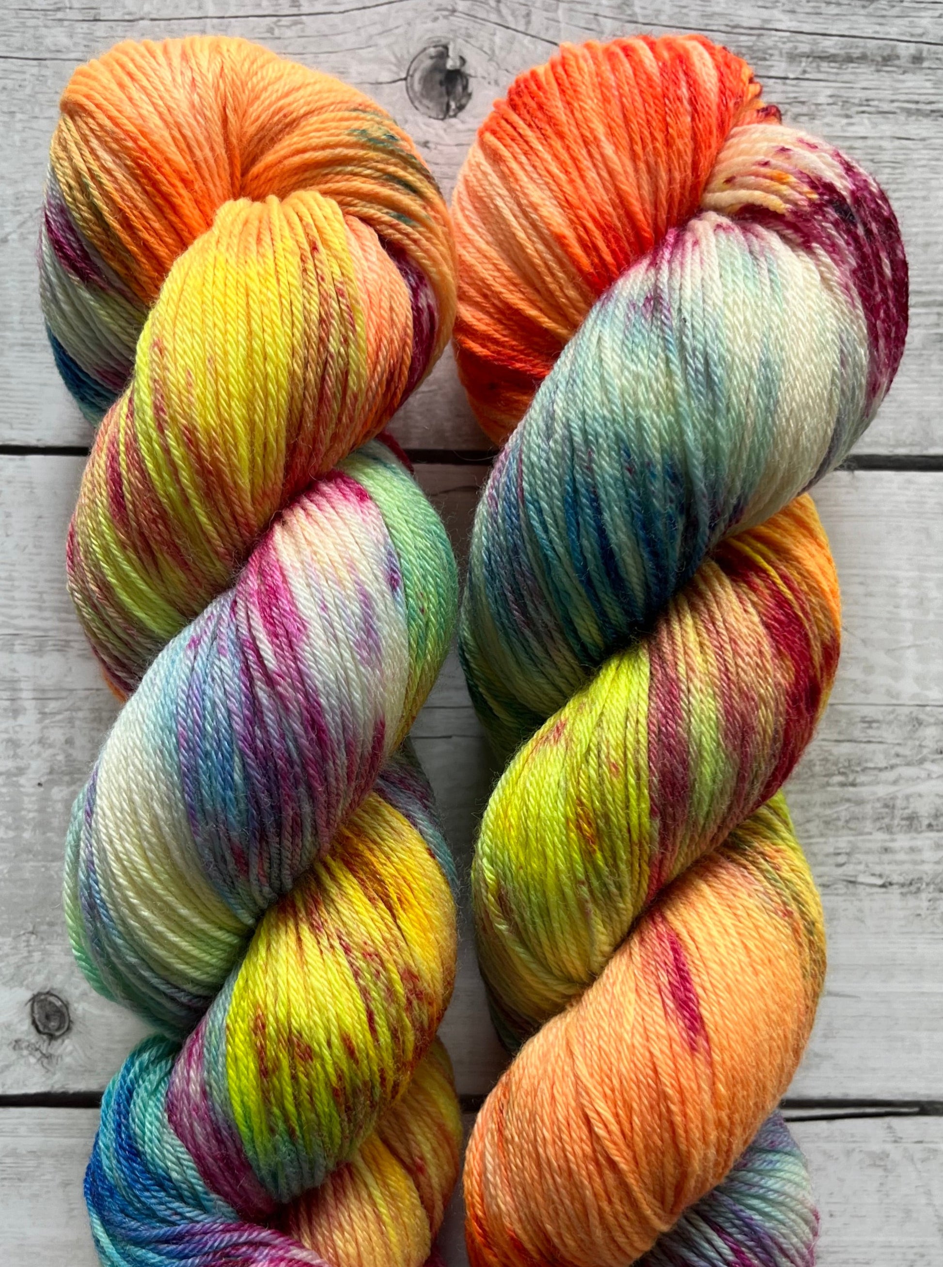 Håndfarvet garn i Merino Bamboo uld. Dette håndfarvede strømpegarn er farvet med smukke nuancer af orange, blå, pink, grøn og gul