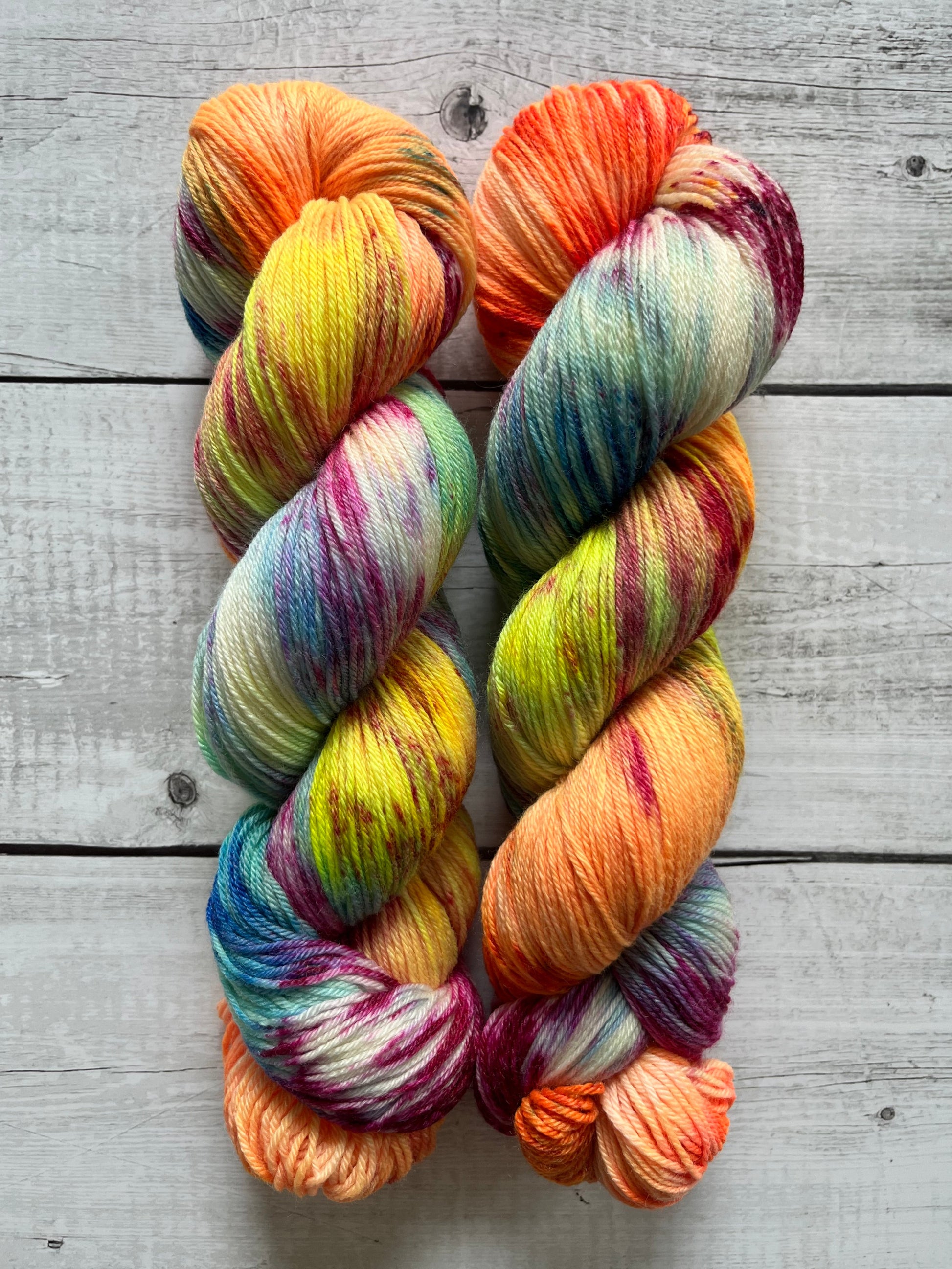 Håndfarvet garn i Merino Bamboo uld. Dette håndfarvede strømpegarn er farvet med smukke nuancer af orange, blå, pink, grøn og gul