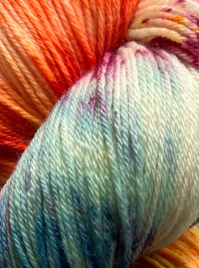 Håndfarvet garn i Merino Bamboo uld. Dette håndfarvede strømpegarn er farvet med smukke nuancer af orange, blå, pink, grøn og gul