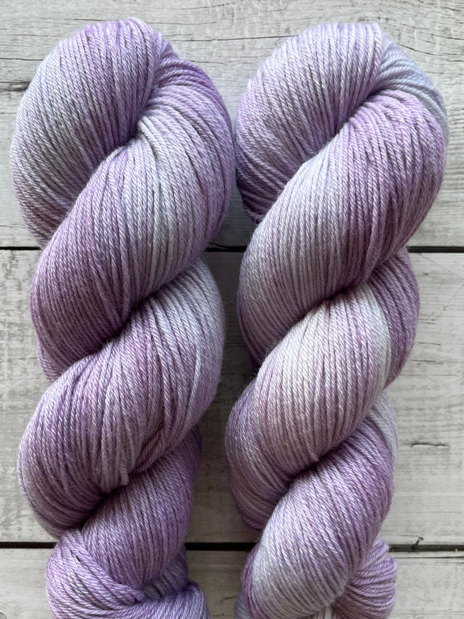Håndfarvet garn i Merino Bamboo uld. Dette håndfarvede strømpegarn er farvet med smukke nuancer af lilla