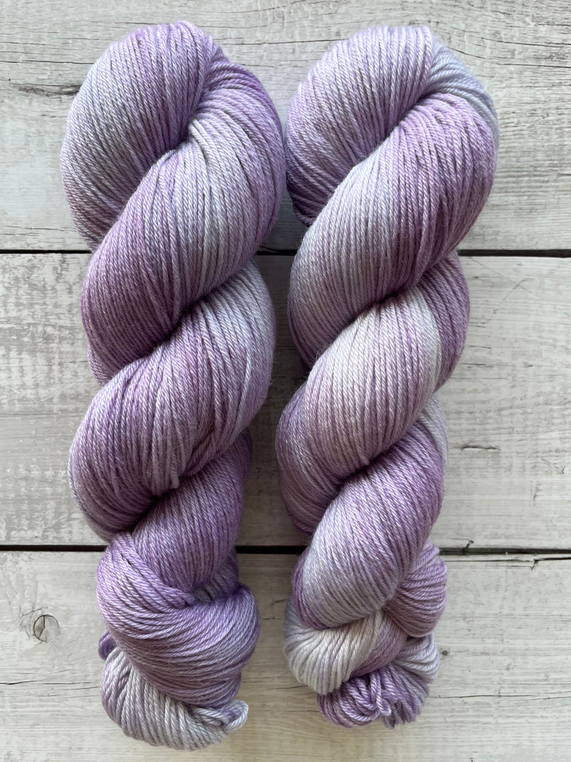 Håndfarvet garn i Merino Bamboo uld. Dette håndfarvede strømpegarn er farvet med smukke nuancer af lilla