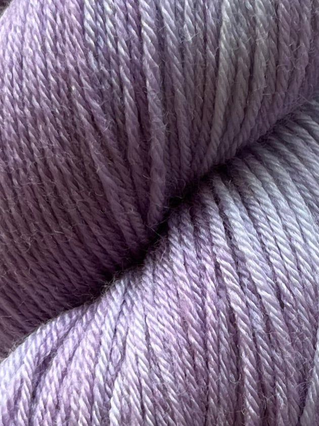 Håndfarvet garn i Merino Bamboo uld. Dette håndfarvede strømpegarn er farvet med smukke nuancer af lilla
