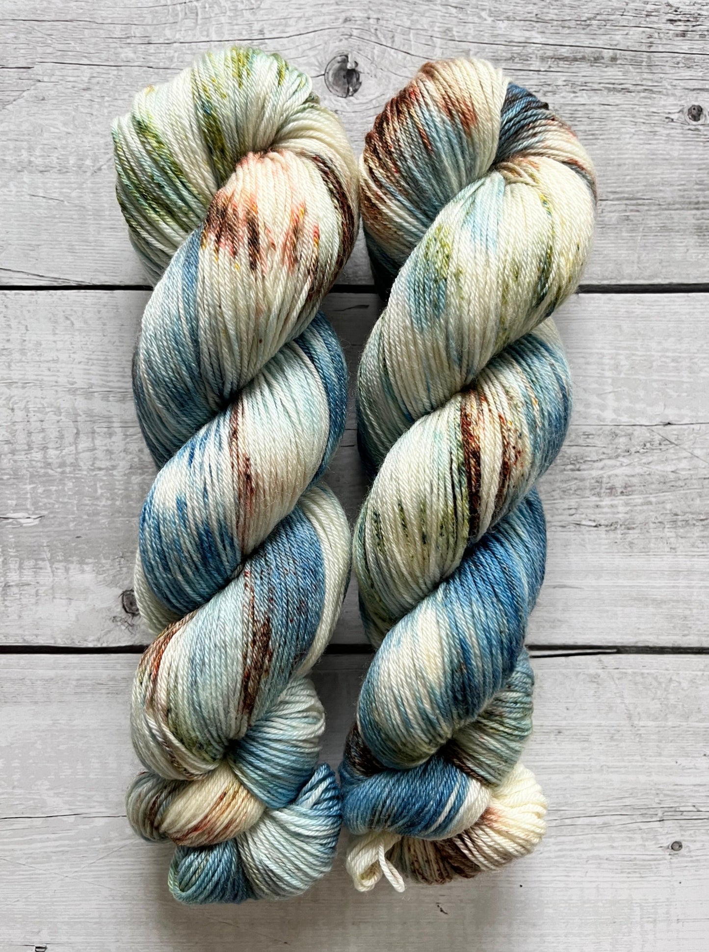 Håndfarvet garn i Merino Bamboo uld. Dette håndfarvede strømpegarn er farvet med smukke nuancer af blå, brun og grøn