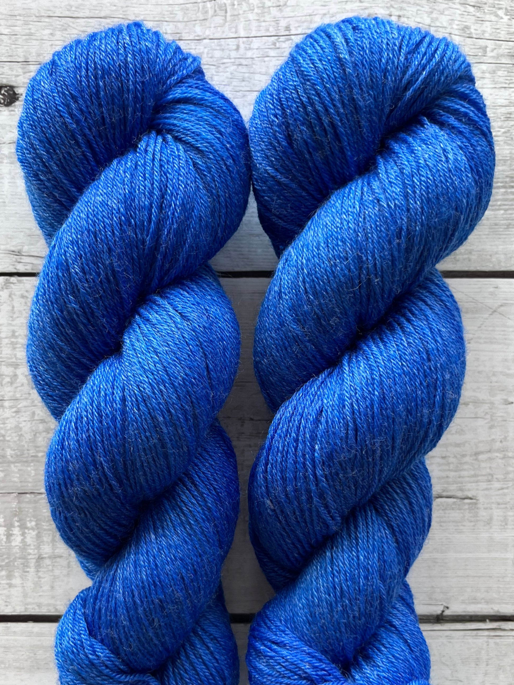 Håndfarvet garn i Merino Bamboo uld. Dette håndfarvede strømpegarn er farvet i en smuk blå nuance