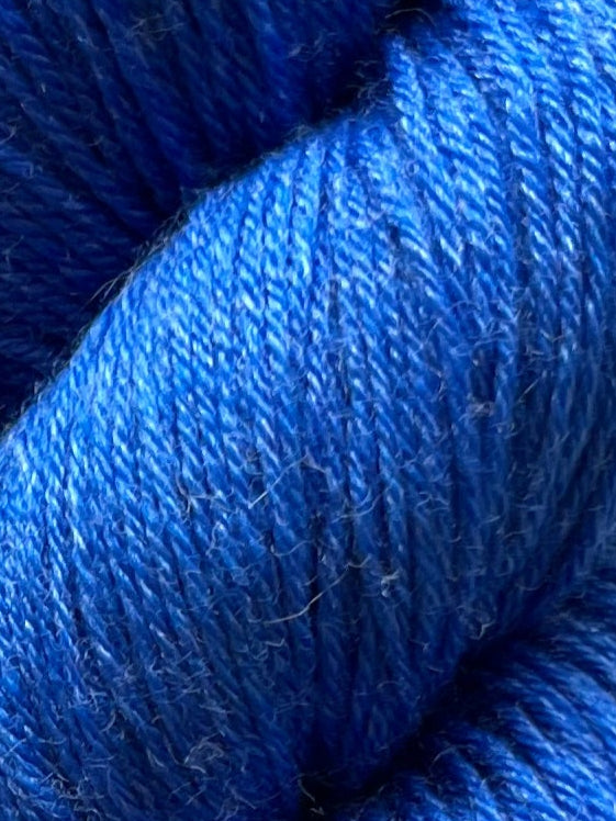 Håndfarvet garn i Merino Bamboo uld. Dette håndfarvede strømpegarn er farvet i en smuk blå nuance