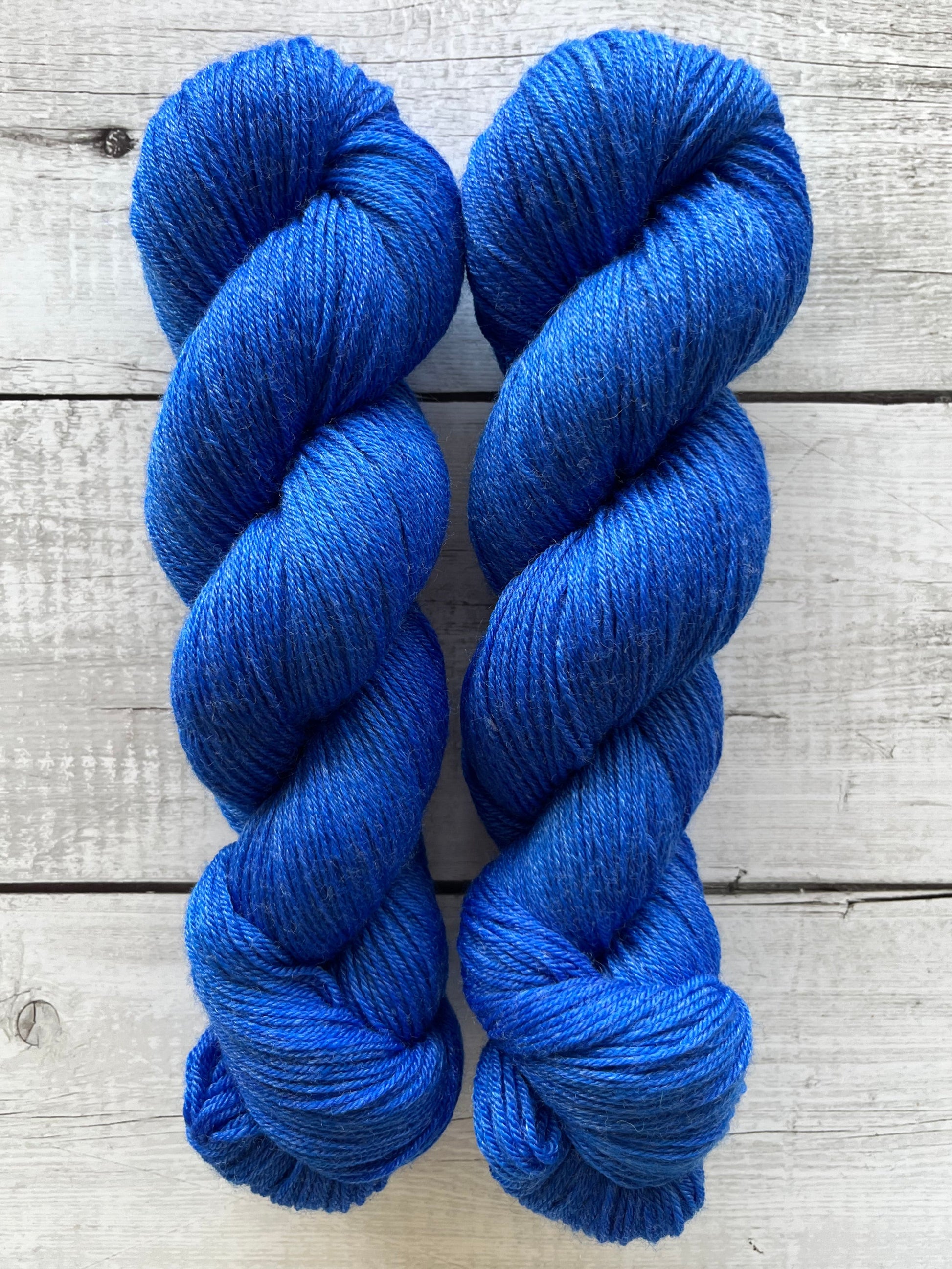 Håndfarvet garn i Merino Bamboo uld. Dette håndfarvede strømpegarn er farvet i en smuk blå nuance