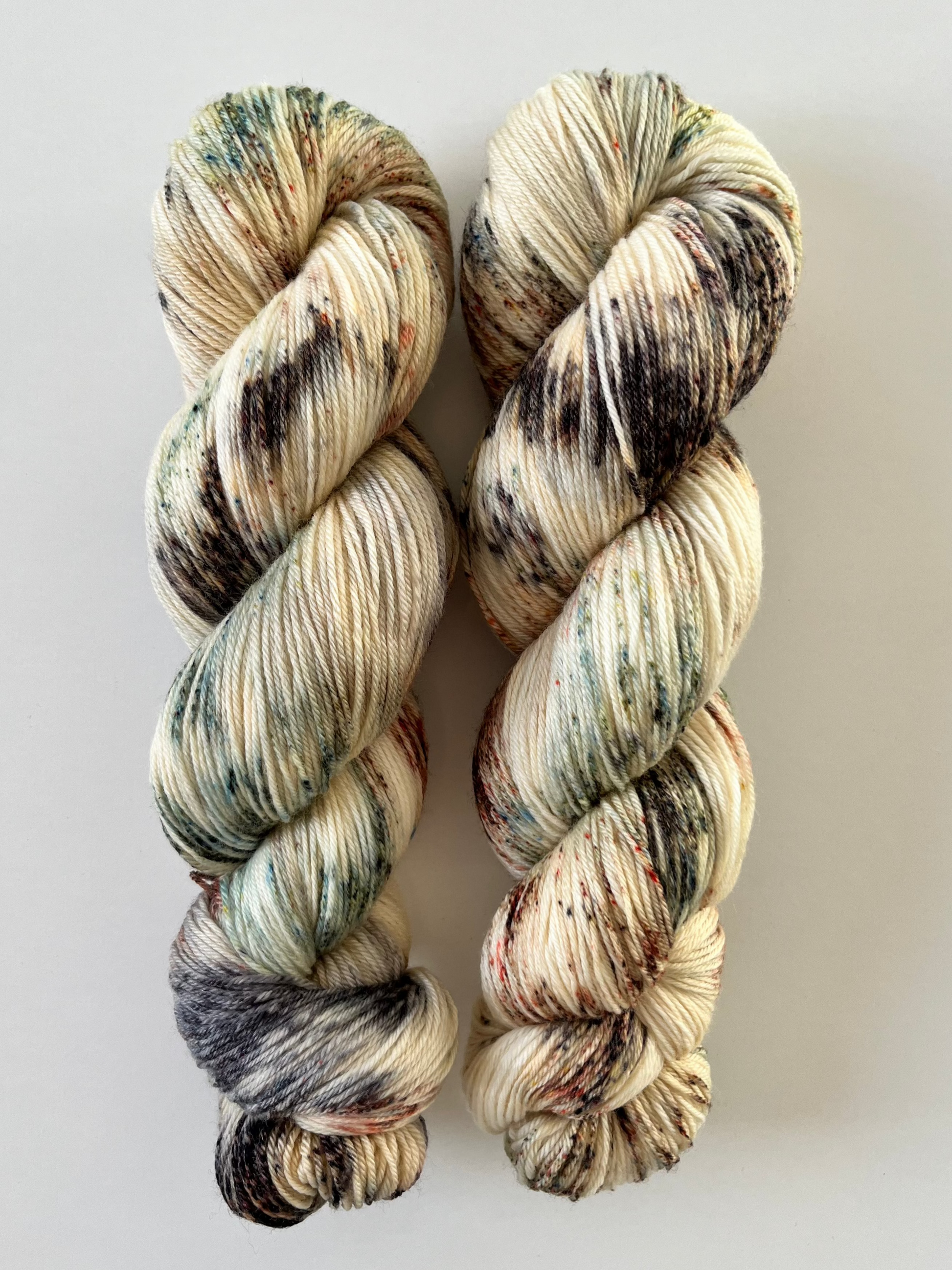 Håndfarvet garn i Merino Bamboo uld. Dette håndfarvede strømpegarn er farvet med smukke nuancer af brun, lilla og grøn