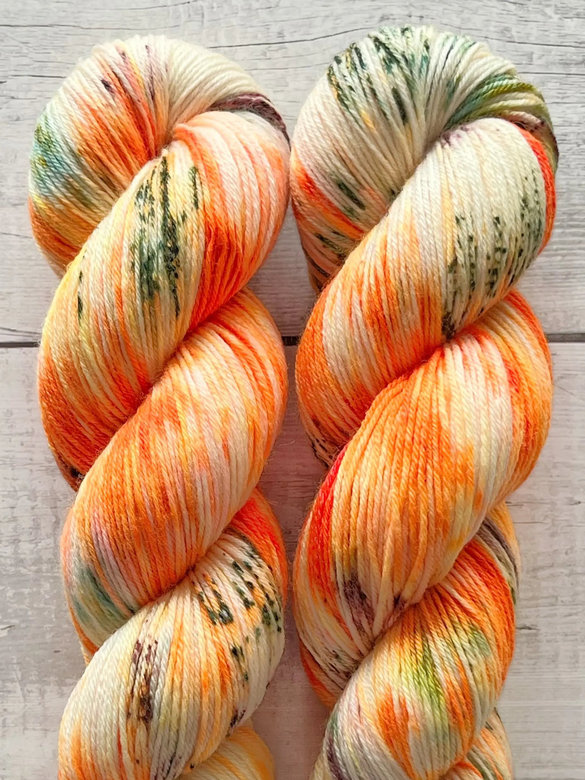 Håndfarvet garn i Merino Bamboo uld. Dette håndfarvede strømpegarn er farvet med smukke nuancer af orange, grøn og lilla