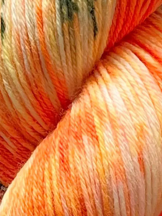 Håndfarvet garn i Merino Bamboo uld. Dette håndfarvede strømpegarn er farvet med smukke nuancer af orange, grøn og lilla