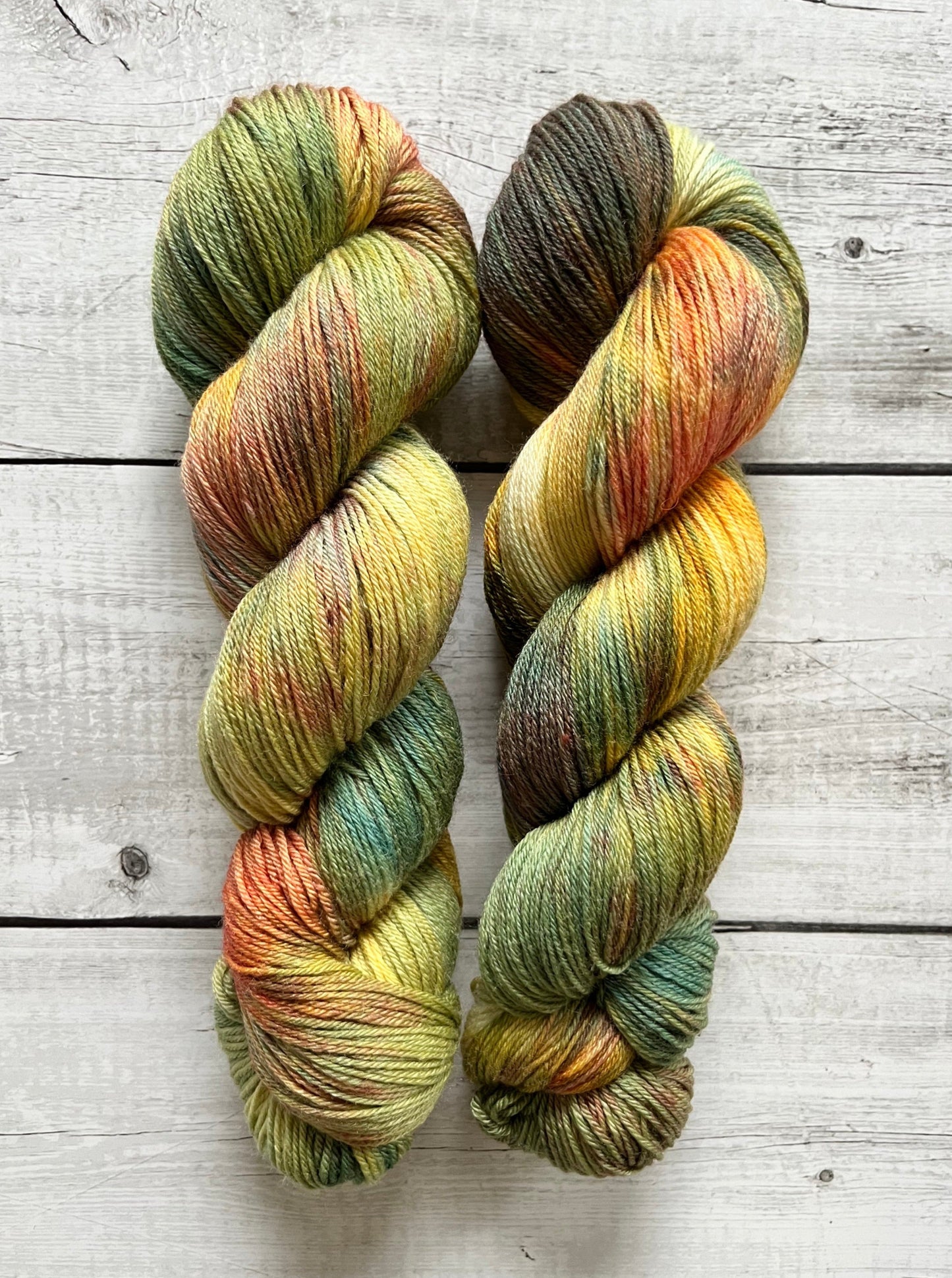 Håndfarvet garn i Merino Bamboo uld. Dette håndfarvede strømpegarn er farvet med smukke nuancer af grøn, rosa, gul og blå