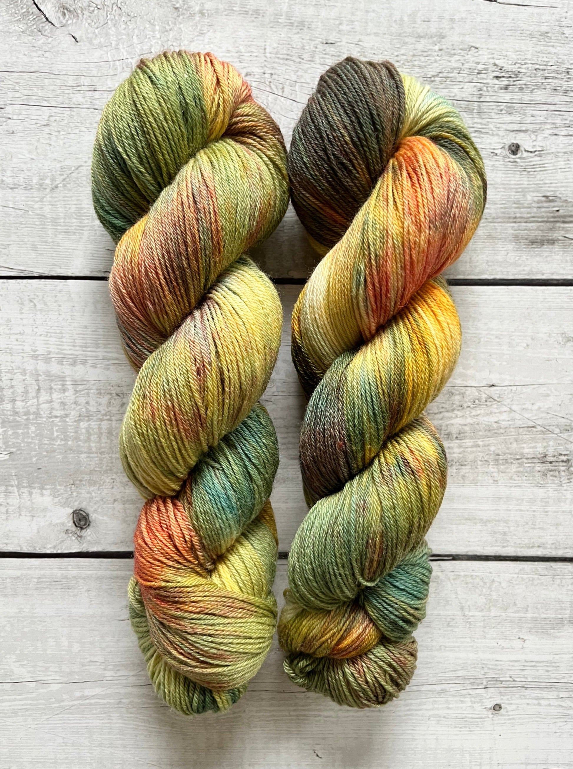 Håndfarvet garn i Merino Bamboo uld. Dette håndfarvede strømpegarn er farvet med smukke nuancer af grøn, rosa, gul og blå