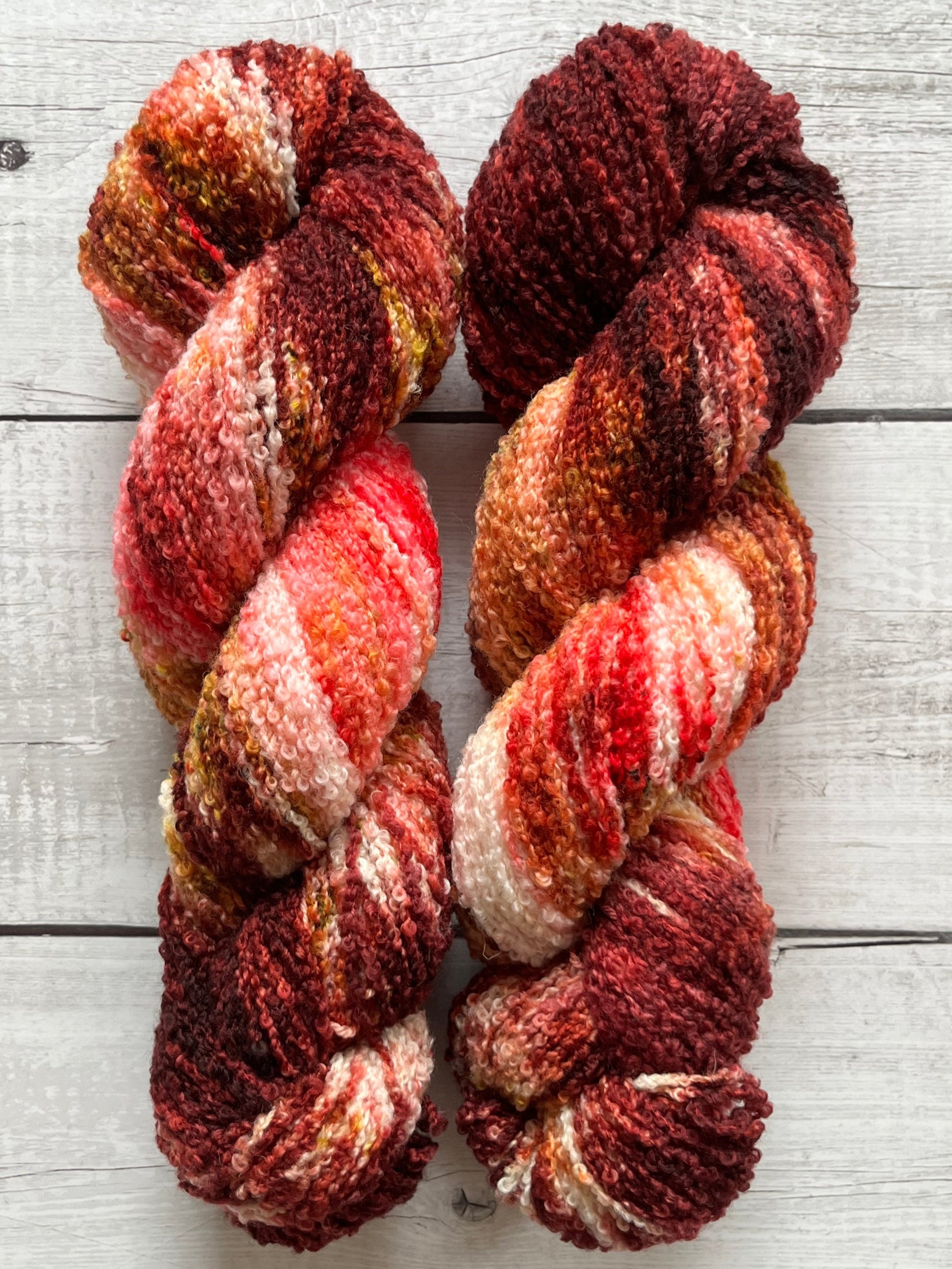 Håndfarvet garn i Merino Bouclé uld. Dette håndfarvede Merino Bouclé er farvet med smukke nuancer af bordeaux, pink og gylden brun