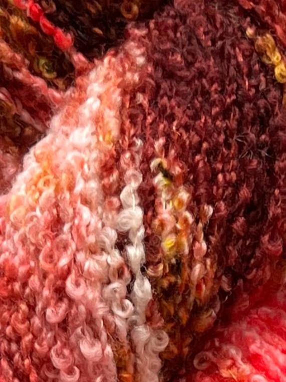 Håndfarvet garn i Merino Bouclé uld. Dette håndfarvede Merino Bouclé er farvet med smukke nuancer af bordeaux, pink og gylden brun