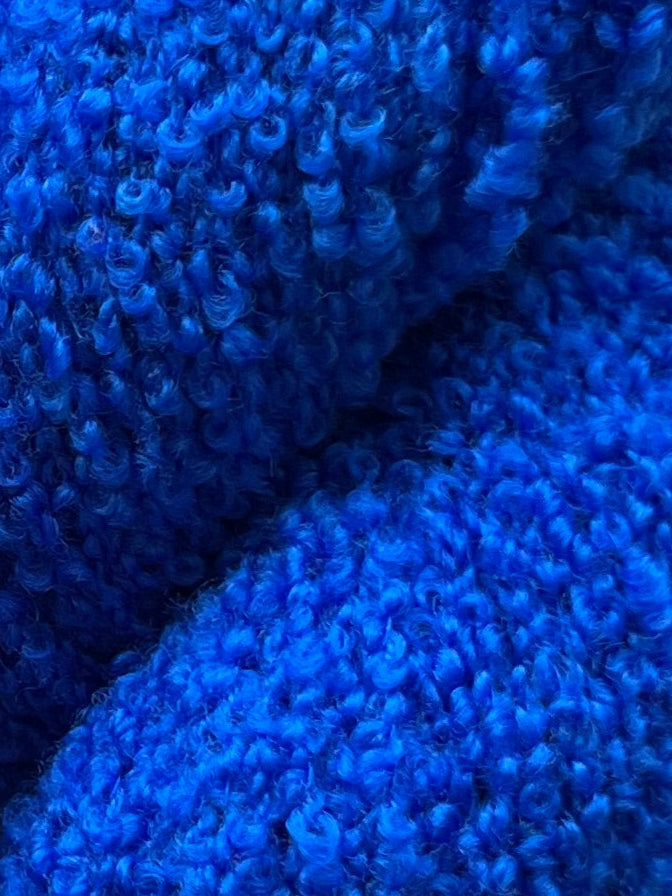 Håndfarvet garn i Merino Bouclé uld. Dette håndfarvede Merino Bouclé er farvet i en smuk blå nuance