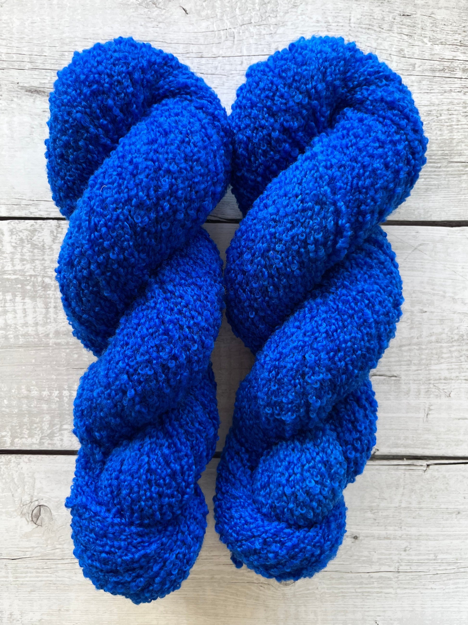 Håndfarvet garn i Merino Bouclé uld. Dette håndfarvede Merino Bouclé er farvet i en smuk blå nuance