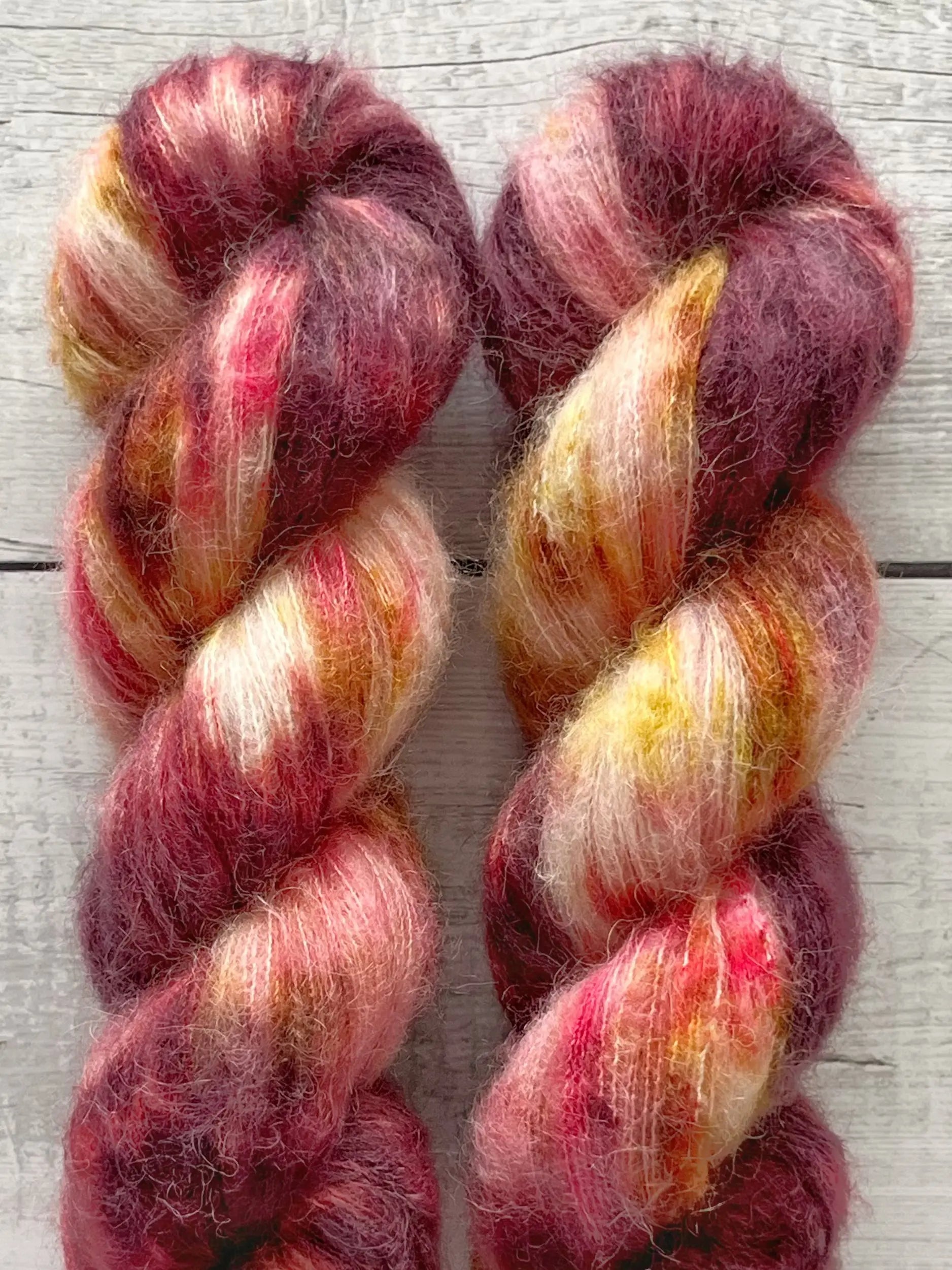 Håndfarvet Suri Alpaca Silk er den blødeste følgetråd, og et godt alternativ til mohair. Håndfarvet garn i alpakka og silke. Garnet er håndfarvet i smukke nuancer af bordeaux, pink og gylden brun