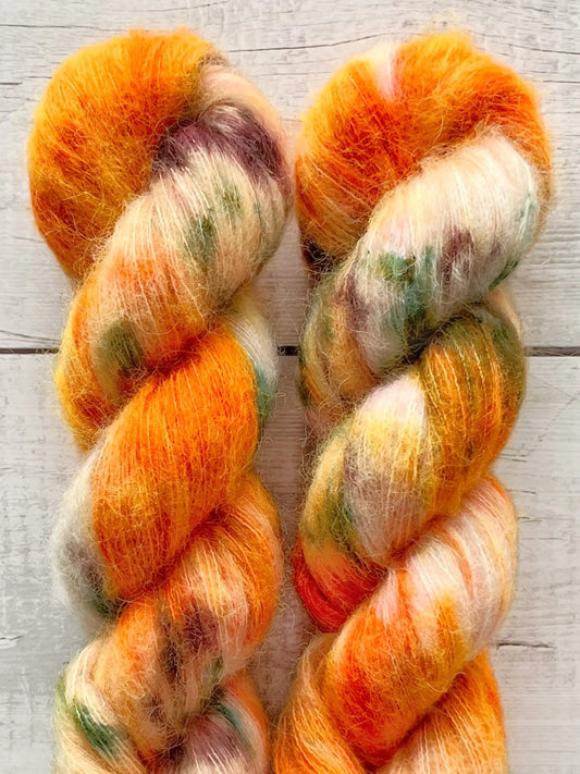 Håndfarvet Suri Alpaca Silk er den blødeste følgetråd, og et godt alternativ til mohair. Håndfarvet garn i alpakka og silke. Garnet er håndfarvet i smukke nuancer af orange, grøn og lilla