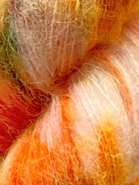 Håndfarvet Suri Alpaca Silk er den blødeste følgetråd, og et godt alternativ til mohair. Håndfarvet garn i alpakka og silke. Garnet er håndfarvet i smukke nuancer af orange, grøn og lilla