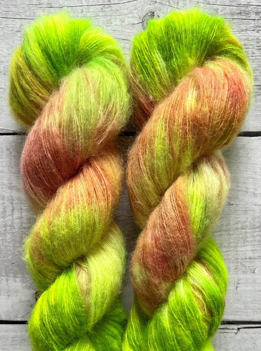 Håndfarvet Suri Alpaca Silk er den blødeste følgetråd, og et godt alternativ til mohair. Håndfarvet garn i alpakka og silke. Garnet er håndfarvet i smukke nuancer af coral rosa og neon grøn