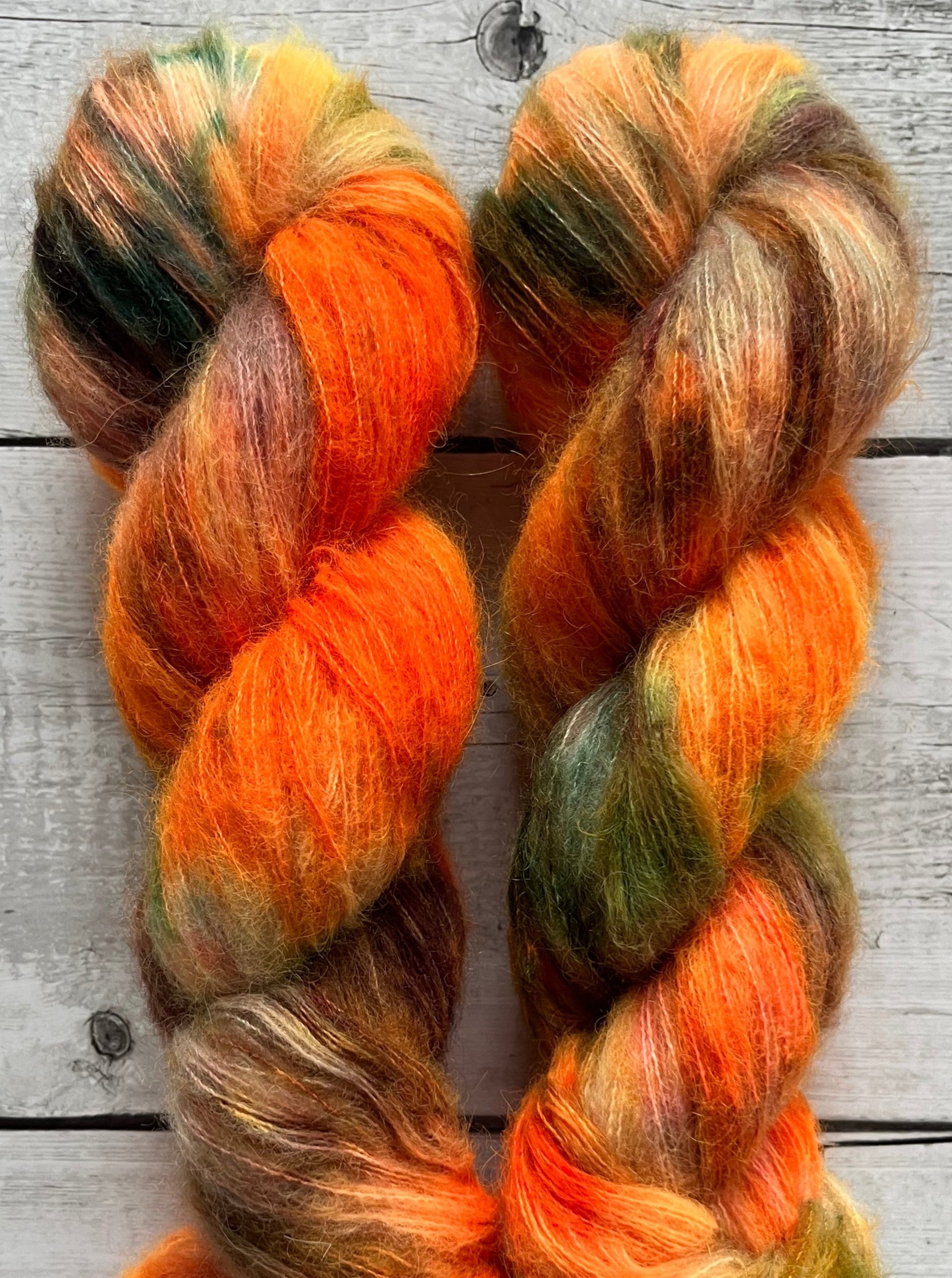 Håndfarvet Suri Alpaca Silk er den blødeste følgetråd, og et godt alternativ til mohair. Håndfarvet garn i alpakka og silke. Garnet er håndfarvet i smukke nuancer af orange, grøn og lilla