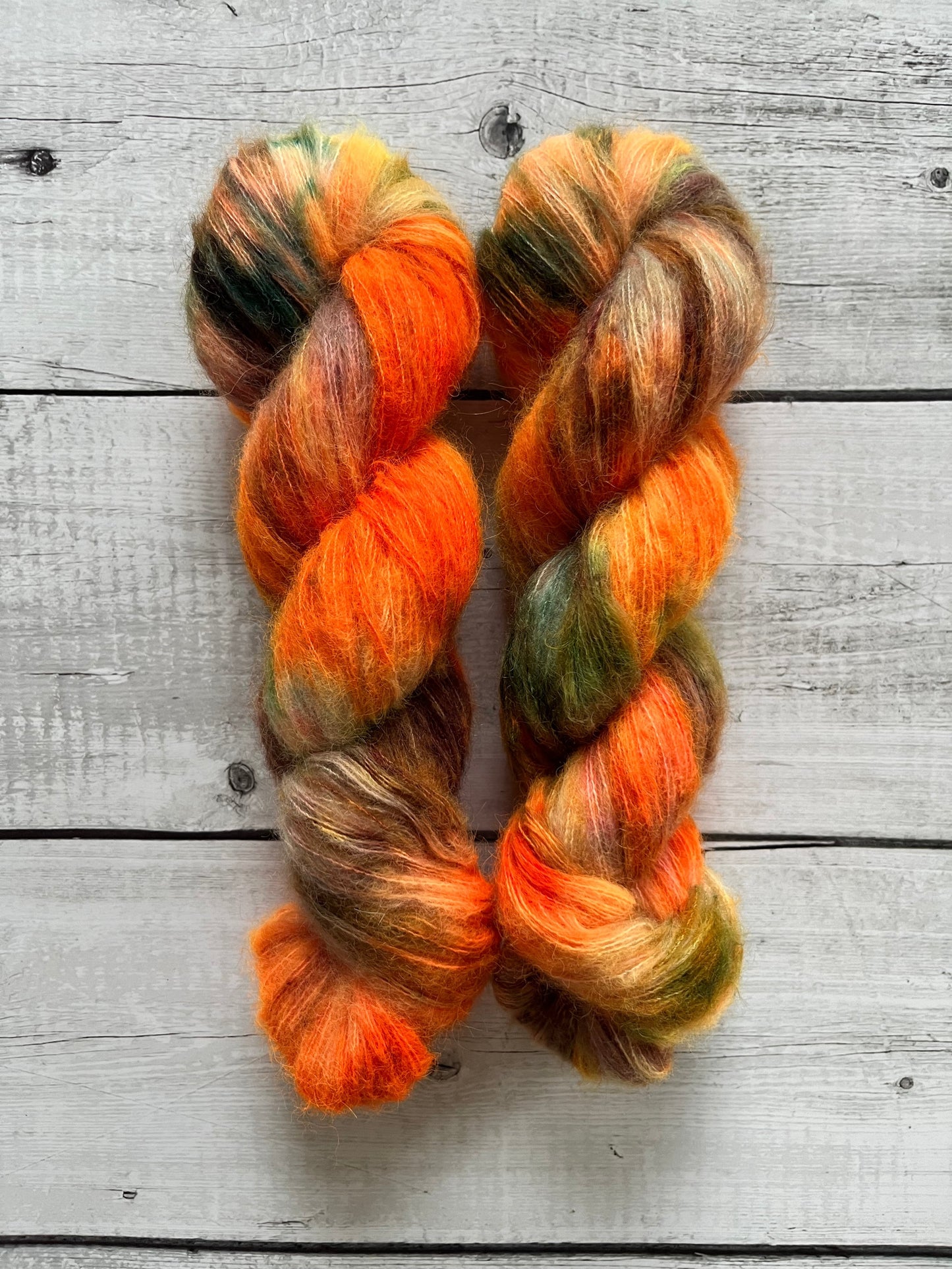 Håndfarvet Suri Alpaca Silk er den blødeste følgetråd, og et godt alternativ til mohair. Håndfarvet garn i alpakka og silke. Garnet er håndfarvet i smukke nuancer af orange, grøn og lilla