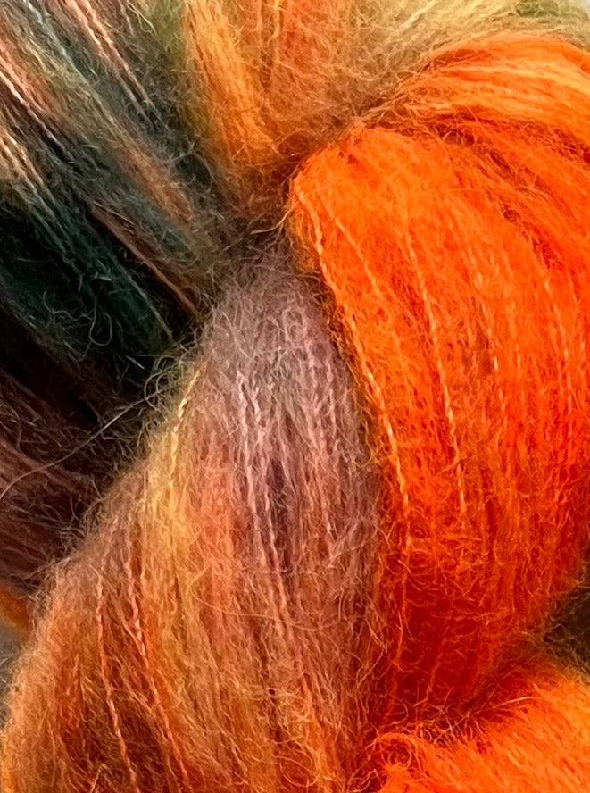 Håndfarvet Suri Alpaca Silk er den blødeste følgetråd, og et godt alternativ til mohair. Håndfarvet garn i alpakka og silke. Garnet er håndfarvet i smukke nuancer af orange, grøn og lilla