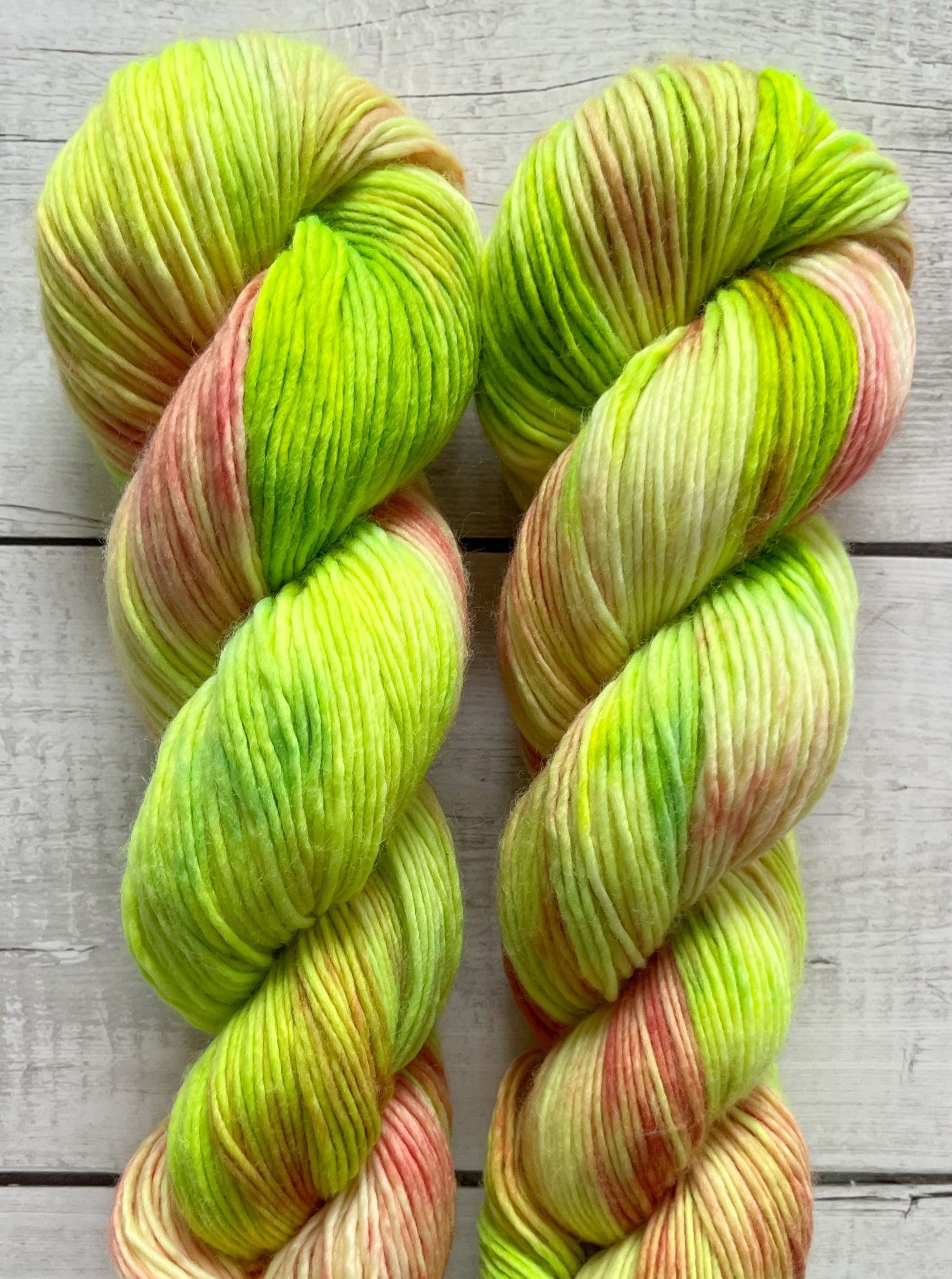 Håndfarvet Single Merino DK strikkes på pind 4. Meget blødt håndfarvet garn til babystrik og børnestrik. Dette bløde og luftige garn er håndfarvet i smukke nuancer af neon grøn og coral rosa