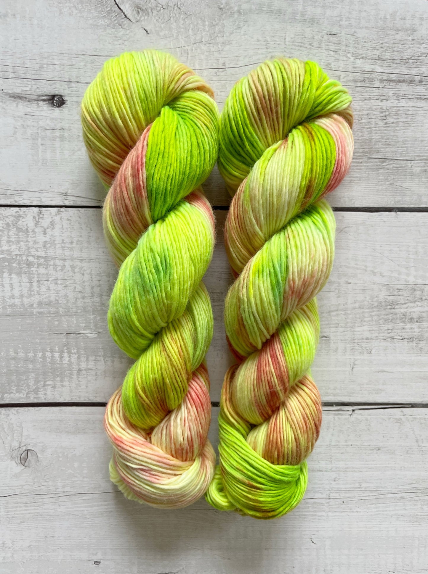 Håndfarvet Single Merino DK strikkes på pind 4. Meget blødt håndfarvet garn til babystrik og børnestrik. Dette bløde og luftige garn er håndfarvet i smukke nuancer af neon grøn og coral rosa