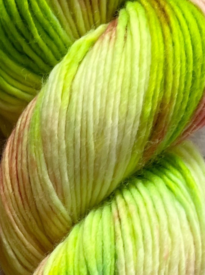 Håndfarvet Single Merino DK strikkes på pind 4. Meget blødt håndfarvet garn til babystrik og børnestrik. Dette bløde og luftige garn er håndfarvet i smukke nuancer af neon grøn og coral rosa