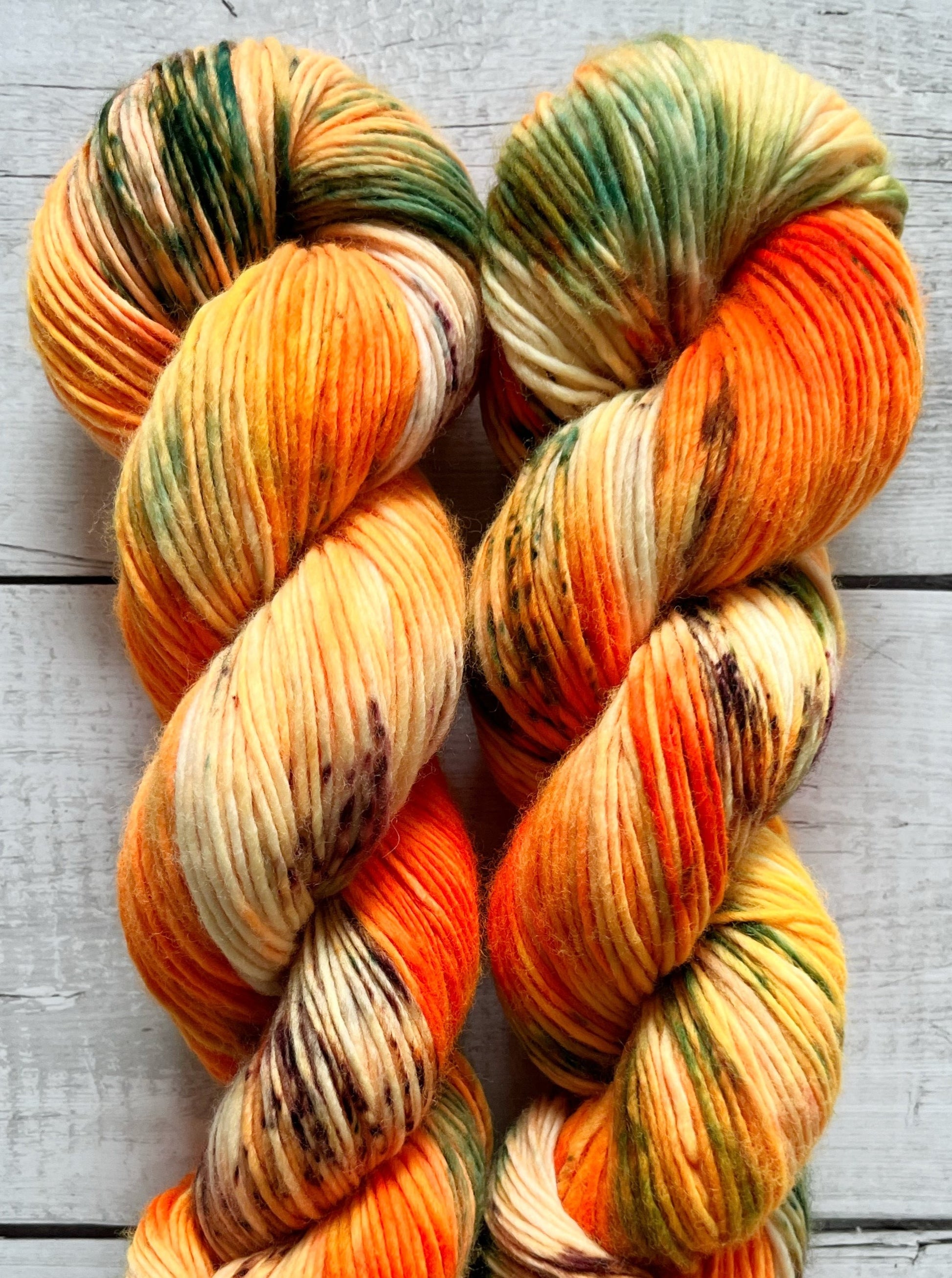 Håndfarvet Single Merino DK strikkes på pind 4. Meget blødt håndfarvet garn til babystrik og børnestrik. Dette bløde og luftige garn er håndfarvet i smukke nuancer af orange, grøn og lilla