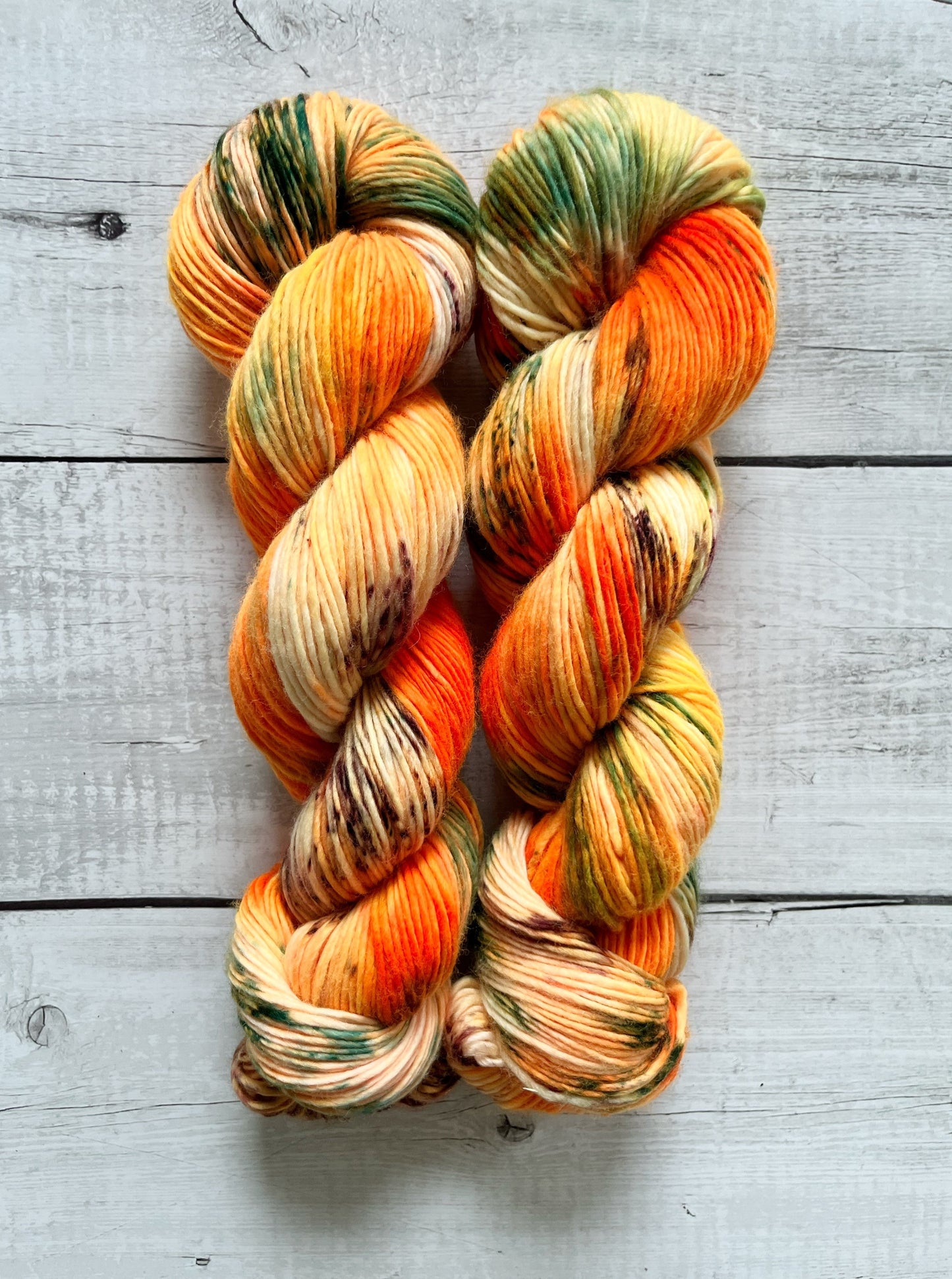 Håndfarvet Single Merino DK strikkes på pind 4. Meget blødt håndfarvet garn til babystrik og børnestrik. Dette bløde og luftige garn er håndfarvet i smukke nuancer af orange, grøn og lilla