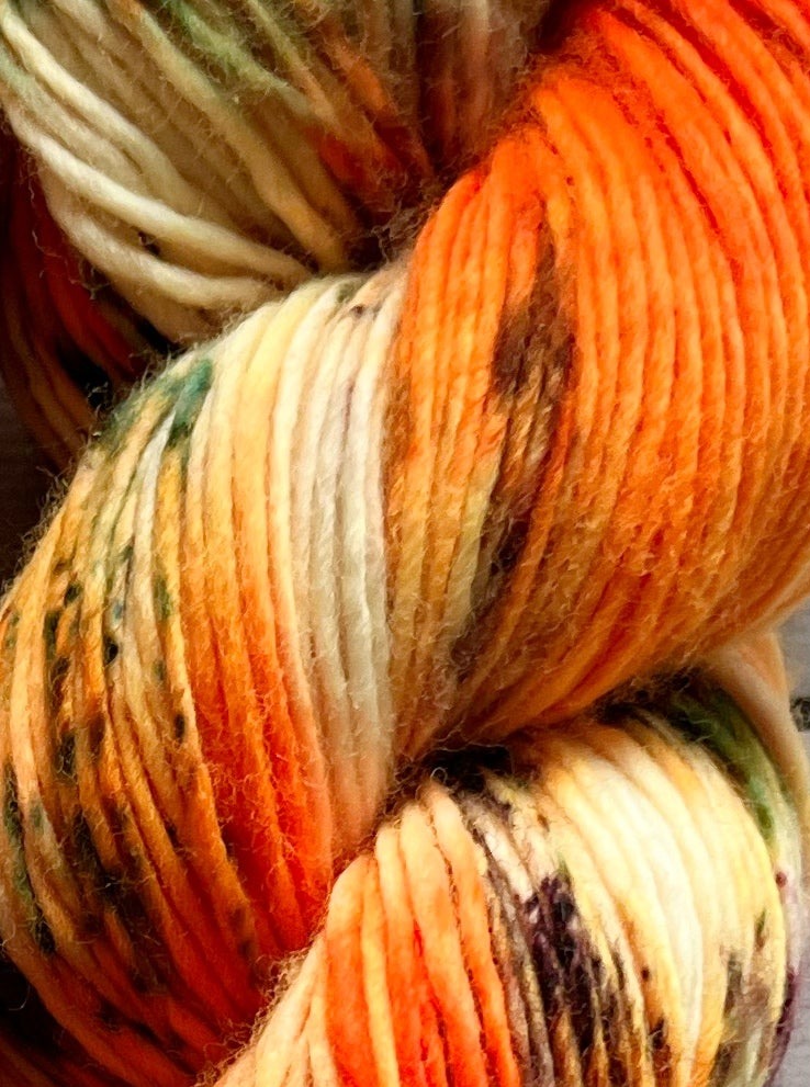 Håndfarvet Single Merino DK strikkes på pind 4. Meget blødt håndfarvet garn til babystrik og børnestrik. Dette bløde og luftige garn er håndfarvet i smukke nuancer af orange, grøn og lilla