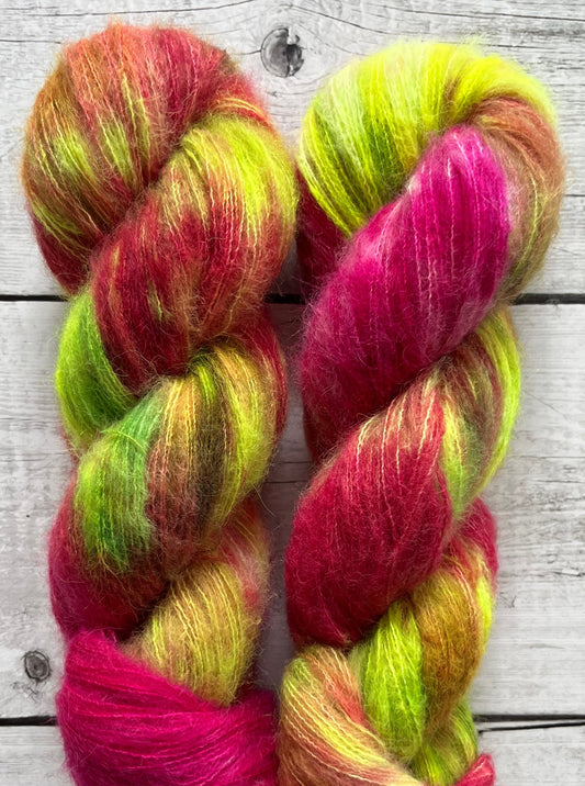 Håndfarvet Suri Alpaca Silk er den blødeste følgetråd, og et godt alternativ til mohair. Håndfarvet garn i alpakka og silke. Garnet er håndfarvet i smukke nuancer af mørk pink og neon grøn