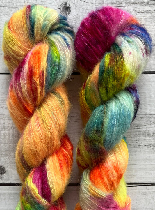 Håndfarvet Suri Alpaca Silk er den blødeste følgetråd, og et godt alternativ til mohair. Håndfarvet garn i alpakka og silke. Garnet er håndfarvet i smukke nuancer af pink, orange, gul, grøn, blå og lilla