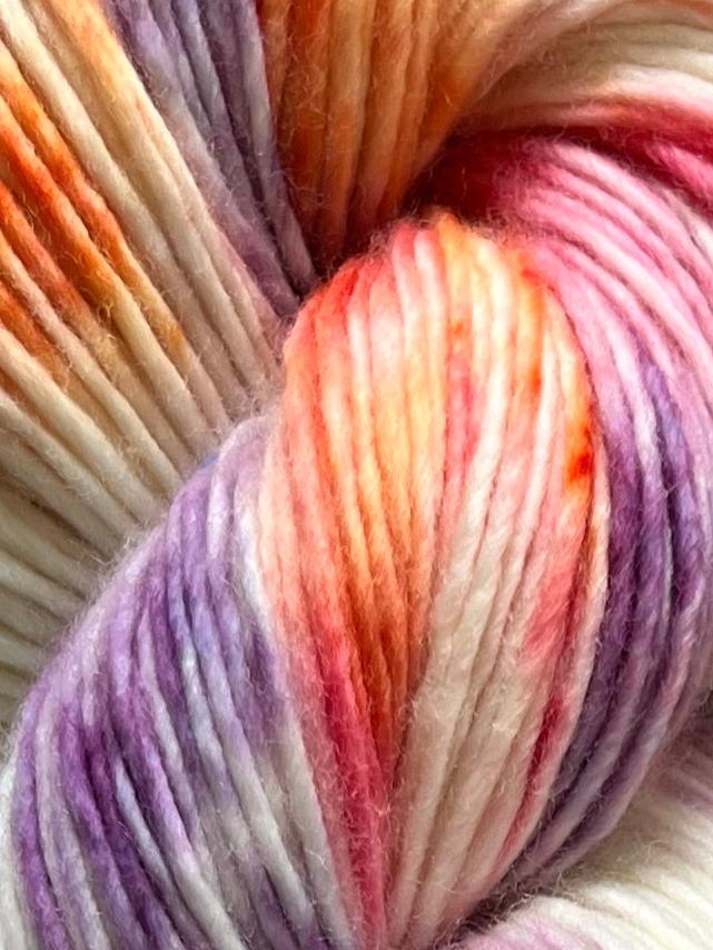 Håndfarvet Single Merino DK strikkes på pind 4. Meget blødt håndfarvet garn til babystrik og børnestrik. Dette bløde og luftige garn er håndfarvet i smukke nuancer af lilla, pink og orange