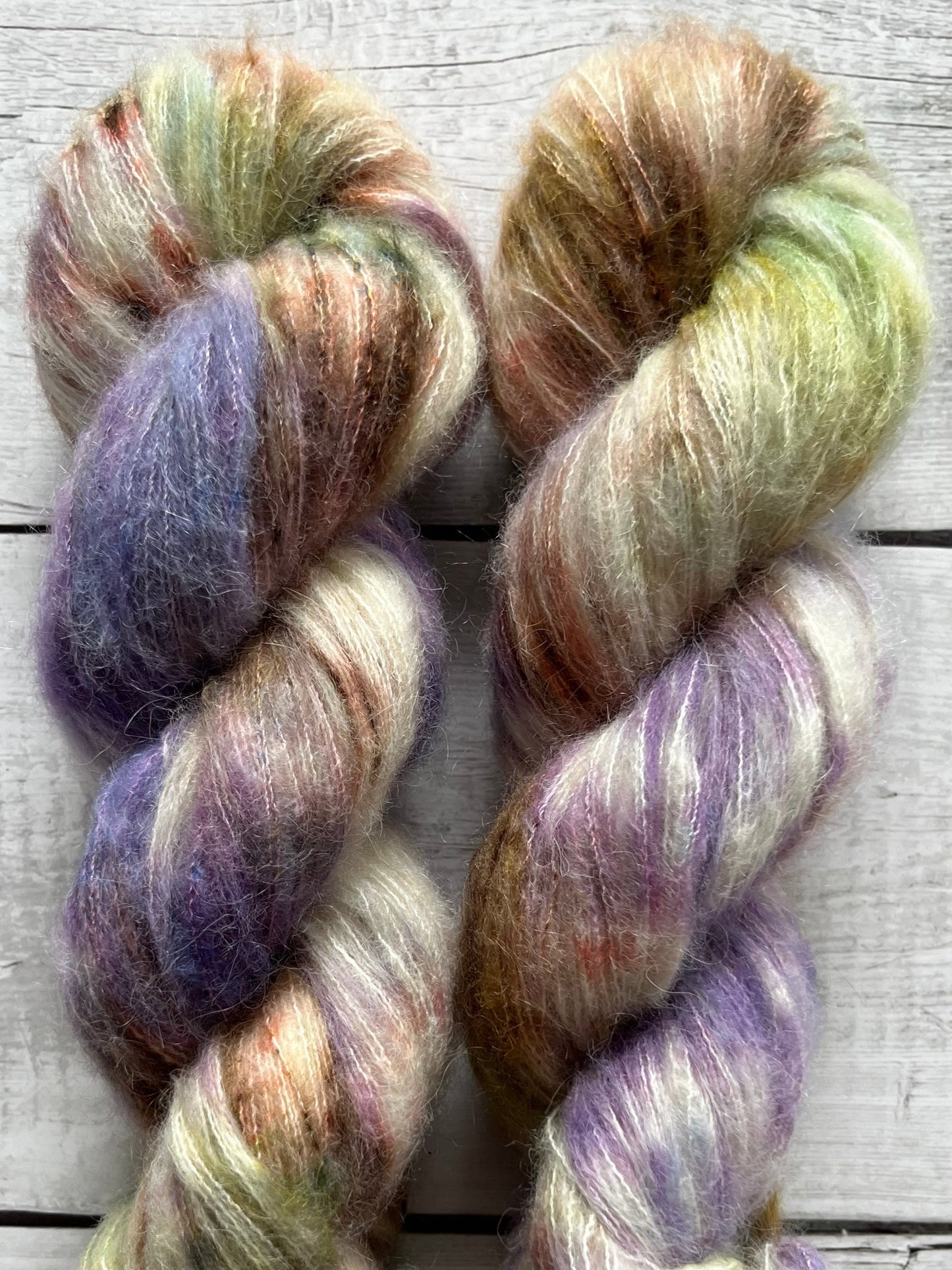 Håndfarvet Suri Alpaca Silk er den blødeste følgetråd, og et godt alternativ til mohair. Håndfarvet garn i alpakka og silke. Garnet er håndfarvet i smukke nuancer af lilla, grøn, blå og brun