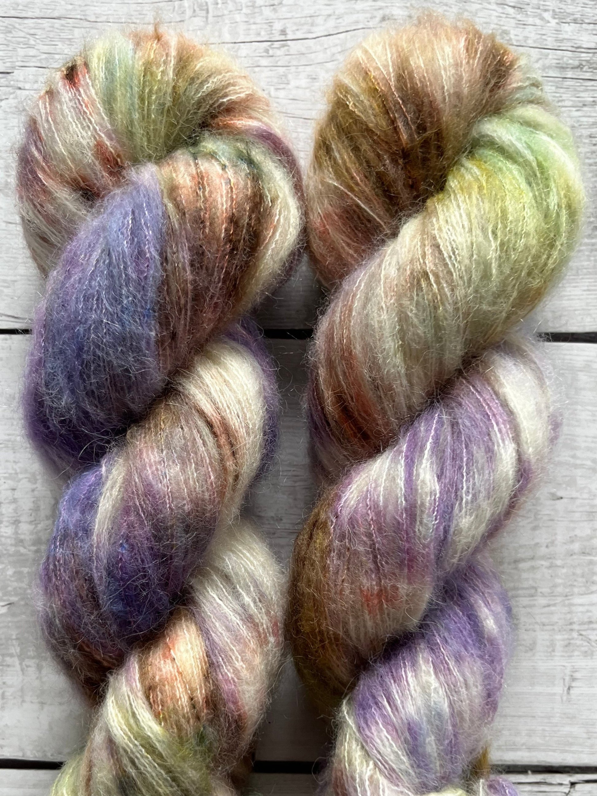 Håndfarvet Suri Alpaca Silk er den blødeste følgetråd, og et godt alternativ til mohair. Håndfarvet garn i alpakka og silke. Garnet er håndfarvet i smukke nuancer af lilla, grøn, blå og brun