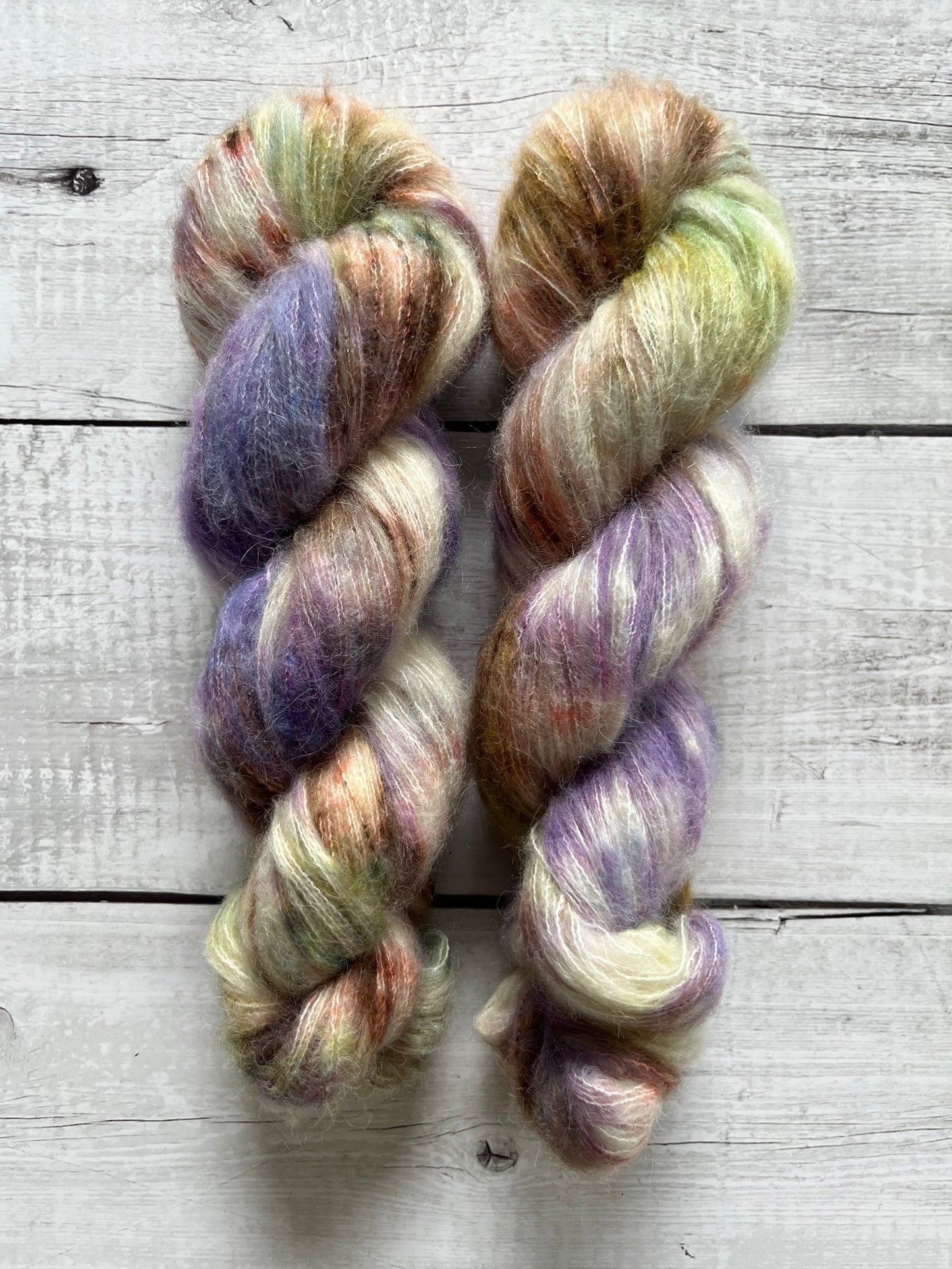 Håndfarvet Suri Alpaca Silk er den blødeste følgetråd, og et godt alternativ til mohair. Håndfarvet garn i alpakka og silke. Garnet er håndfarvet i smukke nuancer af lilla, grøn og brun