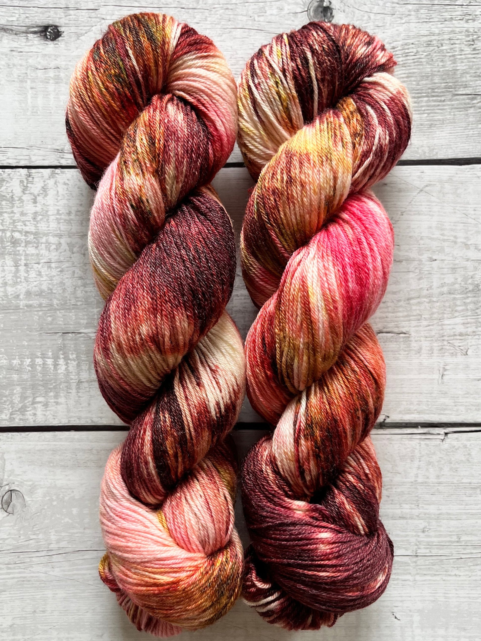 Håndfarvet garn i Merino Bamboo uld. Dette håndfarvede strømpegarn er farvet med smukke nuancer af bordeaux, pink og gylden brun