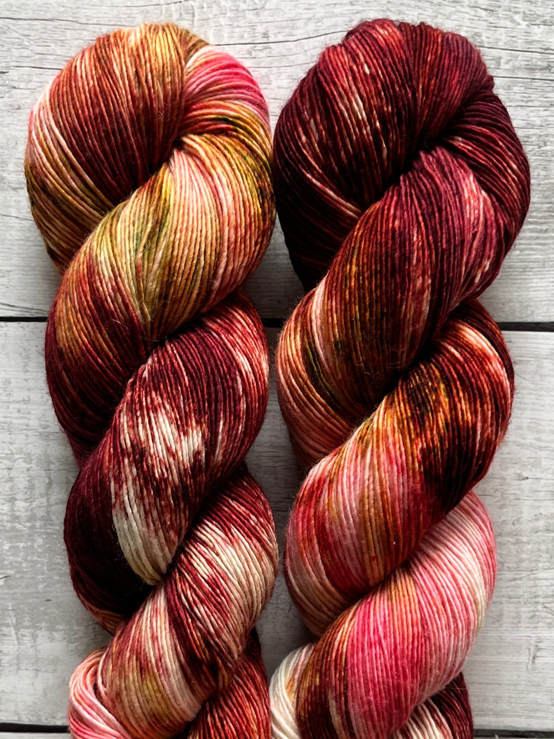 Håndfarvet Single Merino strikkes på pind 3. Meget blødt håndfarvet garn til babystrik og børnestrik. Dette bløde og luftige garn er håndfarvet i smukke nuancer af bordeaux, pink og gylden brun