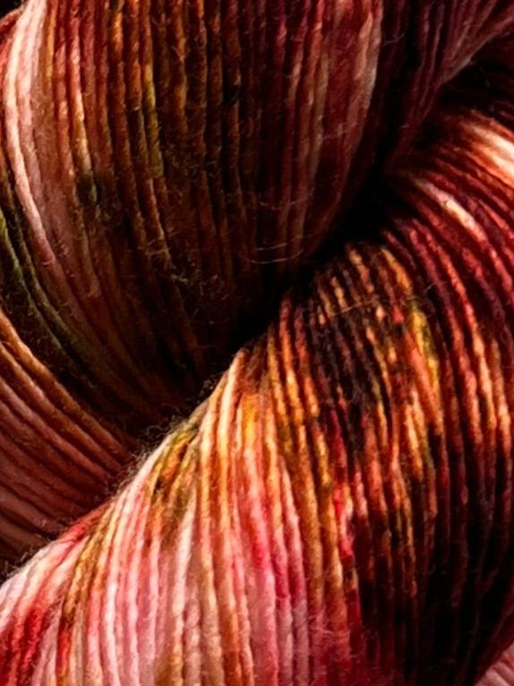 Håndfarvet Single Merino strikkes på pind 3. Meget blødt håndfarvet garn til babystrik og børnestrik. Dette bløde og luftige garn er håndfarvet i smukke nuancer af bordeaux, pink og gylden brun