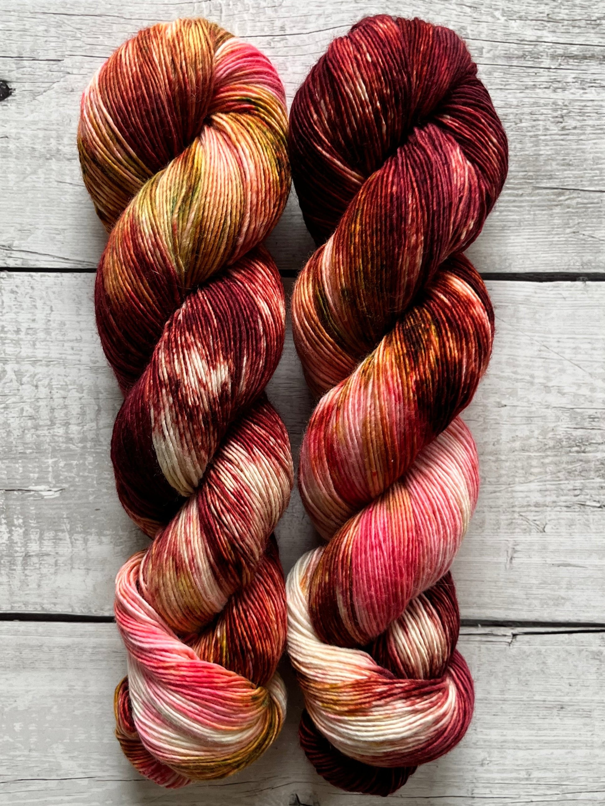 Håndfarvet Single Merino strikkes på pind 3. Meget blødt håndfarvet garn til babystrik og børnestrik. Dette bløde og luftige garn er håndfarvet i smukke nuancer af bordeaux, pink og gylden brun