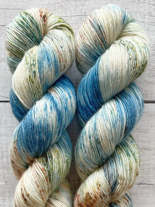 Håndfarvet Single Merino strikkes på pind 3. Meget blødt håndfarvet garn til babystrik og børnestrik. Dette bløde og luftige garn er håndfarvet i smukke nuancer af blå, grøn og brun